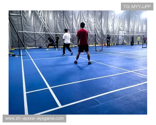 羽毛球怎么练习盯球